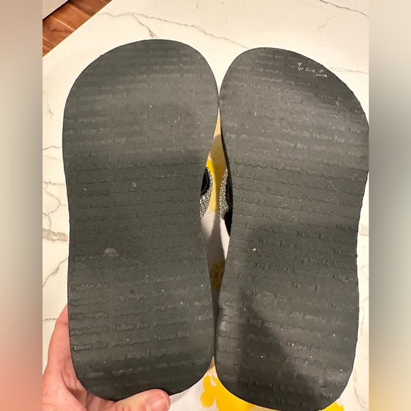 🌸Yellow box Fudora Black Size 6.5 Great used condition.🌸 - Picture 5 of 8